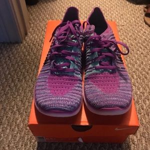 Nike free fly knit shoes